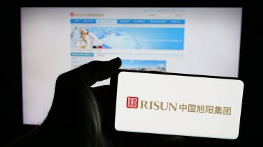 Stuttgart, Almanya - 05-14-2025: Kokain şirketi China Risun Group Limited 'in logosunun bulunduğu cep telefonu web sayfası önünde ekranda. Telefon ekranına odaklan.
