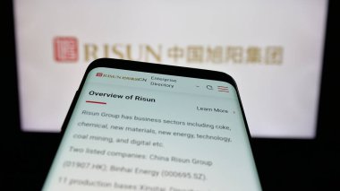 Stuttgart, Almanya - 05-14-2025: İnternet sitesi önünde ekranda Çin Risun Group Limited kokain şirketinin logosunun bulunduğu cep telefonu. Telefon ekranının sol üst kısmına odaklan.