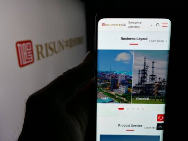 Stuttgart, Almanya - 05-14-2025: Kola şirketi Çin Risun Group Limited 'in logosu olan web sayfası logonun önünde ekranda. Telefon ekranının merkezine odaklan.