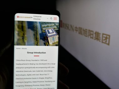 Stuttgart, Almanya - 05-14-2025: Kola şirketi China Risun Group Limited 'in internet sayfası olan cep telefonu logosu önünde ekranda. Telefon ekranının merkezine odaklan.