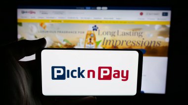 Stuttgart, Almanya - 05-14-2025: Market perakende satış şirketi Pick n Pay Ltd. 'nin logosuna sahip cep telefonu web sayfasının önünde ekranda. Telefon ekranına odaklan.