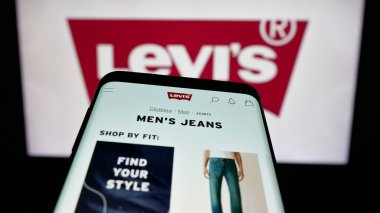 Stuttgart, Almanya - 05-14-2025: İnternet sitesinin önünde ekranda ABD 'li giyim şirketi Levi Strauss Co. (Levi' s) logosu bulunan cep telefonu. Telefon ekranının sol üst kısmına odaklan.