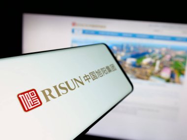 Stuttgart, Almanya - 05-14-2025: Kokain şirketi Çin Risun Group Limited 'in logosuna sahip akıllı telefon web sitesinin önünde ekranda. Telefon ekranının merkez soluna odaklan.