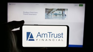 Stuttgart, Almanya - 05-15-2025: ABD 'li AmTrust Finansal Hizmetler Şirketi' nin logosunun bulunduğu cep telefonu web sayfası önünde ekranda. Telefon ekranına odaklan.