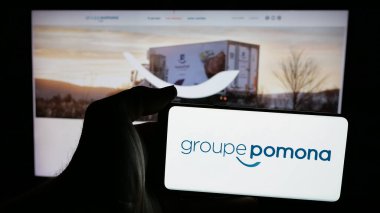Stuttgart, Almanya - 05-15-2025: Gıda dağıtım şirketi Groupe Pomona 'nın logosunun bulunduğu cep telefonu web sayfası önünde ekranda. Telefon ekranına odaklan.
