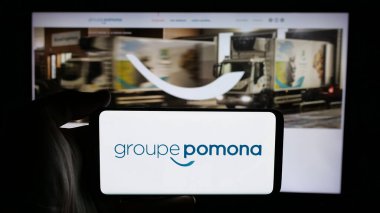 Stuttgart, Almanya - 05-15-2025: Gıda dağıtım şirketi Groupe Pomona 'nın logosunun bulunduğu cep telefonu web sayfası önünde ekranda. Telefon ekranına odaklan.