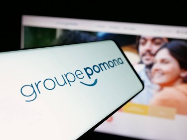 Stuttgart, Almanya - 05-15-2025: İnternet sitesinin önünde ekranda yiyecek dağıtım şirketi Groupe Pomona 'nın logosuna sahip akıllı telefon. Telefon ekranının merkez soluna odaklan.