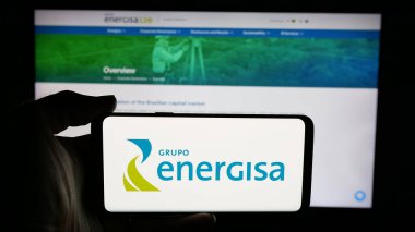 Stuttgart, Almanya - 05-15-2025: Brezilyalı enerji şirketi Energisa S.A. 'nın logosunun bulunduğu cep telefonu web sayfasının önünde ekranda. Telefon ekranına odaklan.