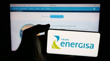 Stuttgart, Almanya - 05-15-2025: Brezilyalı enerji şirketi Energisa S.A. 'nın logosunun bulunduğu cep telefonu web sayfasının önünde ekranda. Telefon ekranına odaklan.