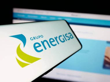 Stuttgart, Almanya - 05-15-2025: Brezilyalı enerji şirketi Energisa S.A. 'nın logosuna sahip akıllı telefon web sitesinin önünde ekranda. Telefon ekranının merkez soluna odaklan.