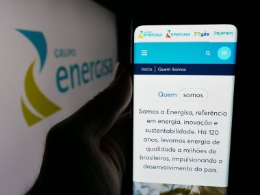 Stuttgart, Almanya - 05-15-2025: Brezilyalı enerji şirketi Energisa S.A. 'nın web sayfası ile akıllı telefonu olan kişi logonun önünde ekranda. Telefon ekranının merkezine odaklan.