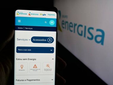 Stuttgart, Almanya - 05-15-2025: Brezilyalı enerji şirketi Energisa S.A. 'nın internet sayfası olan cep telefonu logonun önünde ekranda. Telefon ekranının merkezine odaklan.