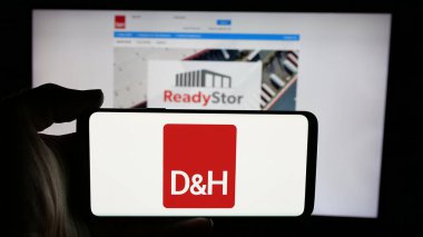 Stuttgart, Almanya - 05-15-2025: İnternet sayfasındaki ekranda DH Distributing Co. 'nun logosunu taşıyan kişi. Telefon ekranına odaklan.