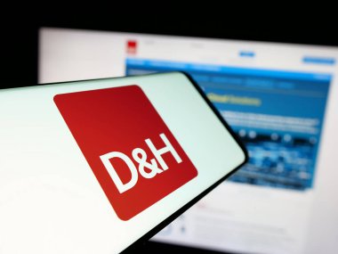 Stuttgart, Almanya - 05-15-2025: İnternet sitesi önünde ekranda DH Distributing Co. 'nun logosuna sahip akıllı telefon. Telefon ekranının merkez soluna odaklan.