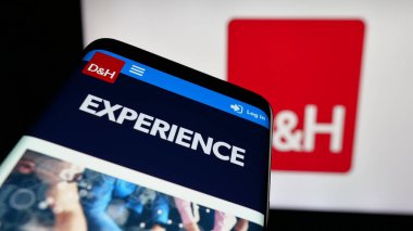 Stuttgart, Almanya - 05-15-2025: IT dağıtım şirketi DH Distributing Co. 'nun web sitesiyle birlikte logo önünde ekranda. Telefon ekranının sol üst kısmına odaklan.