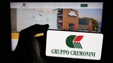 Stuttgart, Almanya - 05-15-2025: Et işleme şirketi Cremonini S.P.A. 'nın logosunun bulunduğu cep telefonu web sayfasının önünde. Telefon ekranına odaklan.