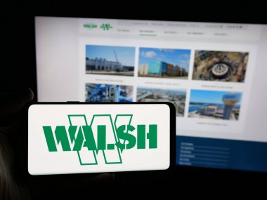Stuttgart, Almanya - 05-15-2025: ABD 'li inşaat şirketi The Walsh Group Ltd.' nin logosunu taşıyan kişi web sitesinin önünde ekranda. Telefon ekranına odaklan.