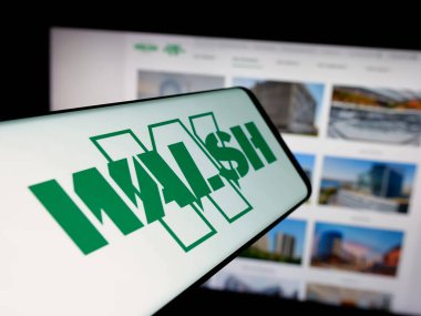 Stuttgart, Almanya - 05-15-2025: ABD 'li inşaat şirketi The Walsh Group Ltd.' nin logosunu içeren akıllı telefon web sitesinin önünde ekranda. Telefon ekranının merkez soluna odaklan.