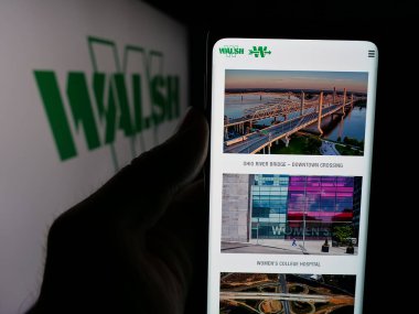 Stuttgart, Almanya - 05-15-2025: ABD 'li inşaat şirketi The Walsh Group Ltd.' nin web sayfası olan cep telefonu logonun önünde ekranda. Telefon ekranının merkezine odaklan.