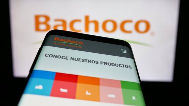 Stuttgart, Almanya - 05-15-2025: Endüstrias Bachoco S.A. de C.V. şirketinin web sitesi logonun önünde ekranda. Telefon ekranının sol üst kısmına odaklan.