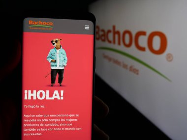 Stuttgart, Almanya - 05-15-2025: Endüstrias Bachoco S.A. de C.V. şirketinin web sayfası logo önünde ekranda. Telefon ekranının merkezine odaklan.