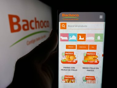 Stuttgart, Almanya - 05-15-2025: Endüstrias Bachoco S.A. de C.V. şirketinin web sayfası logonun önünde duran kişi. Telefon ekranının merkezine odaklan.