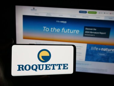 Stuttgart, Almanya - 05-15-2025: Logonun önündeki ekranda Consolidated Electrical Distributors (CED) web sayfası bulunan akıllı telefon sahibi kişi. Telefon ekranının merkezine odaklan.