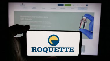 Stuttgart, Almanya - 05-15-2025: Fransız gıda şirketi Roquette Freres 'in logosunun bulunduğu cep telefonu web sayfası önünde ekranda. Telefon ekranına odaklan.