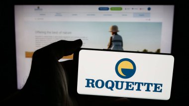 Stuttgart, Almanya - 05-15-2025: Fransız gıda şirketi Roquette Freres S.A. 'nın logosunun bulunduğu cep telefonu web sayfası önünde ekranda. Telefon ekranına odaklan.