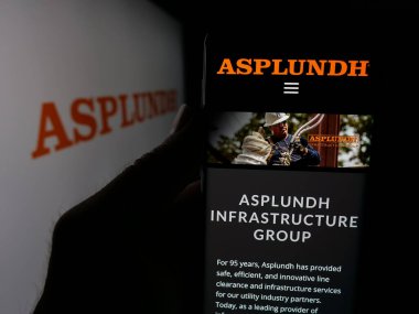 Stuttgart, Almanya - 05-15-2025: ABD 'li Asplundh Tree Expert LLLC şirketinin web sayfası logo önünde ekranda. Telefon ekranının merkezine odaklan.