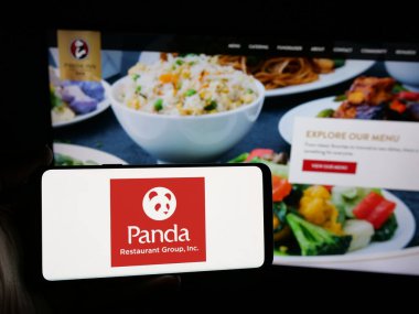 Stuttgart, Almanya - 05-15-2025: ABD 'li Panda Restaurant Group Inc.' in logosuna sahip kişi web sitesinin önünde ekranda. Telefon ekranına odaklan.
