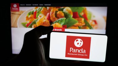Stuttgart, Almanya - 05-15-2025: ABD 'li Panda Restaurant Group Inc.' in logosunun bulunduğu cep telefonu web sayfası önünde ekranda. Telefon ekranına odaklan.