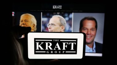 Stuttgart, Almanya - 05-15-2025: ABD 'li holding şirketi Kraft Group LLC' nin logosunun bulunduğu cep telefonu web sayfası önünde ekranda. Telefon ekranına odaklan.
