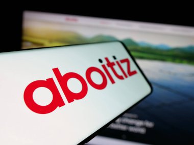 Stuttgart, Almanya - 05-15-2025: Web sitesi önünde Aboitiz Equity Ventures Inc. (AEV) logosuna sahip akıllı telefon. Telefon ekranının soluna odaklan.