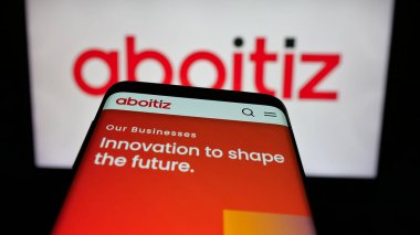 Stuttgart, Almanya - 05-15-2025: Logonun önünde Aboitiz Equity Ventures Inc. (AEV) sitesi bulunan cep telefonu. Telefon ekranının sol üst kısmına odaklan.