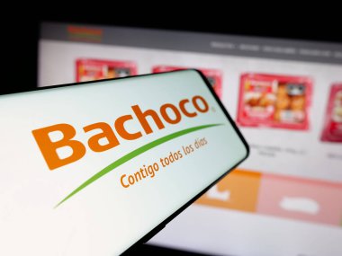 Stuttgart, Almanya - 05-15-2025: Web sitesinin önünde ekranda Industrias Bachoco S.A. de C.V. şirketinin logosuna sahip akıllı telefon. Telefon ekranının merkez soluna odaklan.