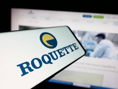 Stuttgart, Almanya - 05-15-2025: Fransız gıda şirketi Roquette Freres S.A. 'nın logosuna sahip akıllı telefon web sitesinin önünde ekranda. Telefon ekranının merkez soluna odaklan.