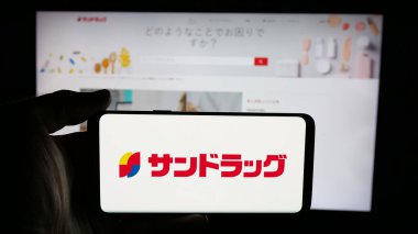 Stuttgart, Almanya - 05-16-2025: Eczacılık şirketi Sundrug Co. Ltd. logosu olan cep telefonu web sayfası önünde ekranda. Telefon ekranına odaklan.