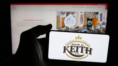 Stuttgart, Almanya - 05-16-2025: ABD dağıtım şirketi Ben E. Keith Company 'nin logosunun bulunduğu cep telefonu web sayfasının önünde ekranda. Telefon ekranına odaklan.