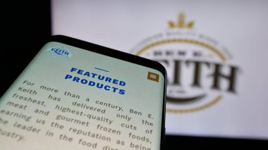 Stuttgart, Almanya - 05-16-2025: ABD dağıtım şirketi Ben E. Keith Company 'nin web sitesiyle birlikte logo önünde ekranda. Telefon ekranının sol üst kısmına odaklan.