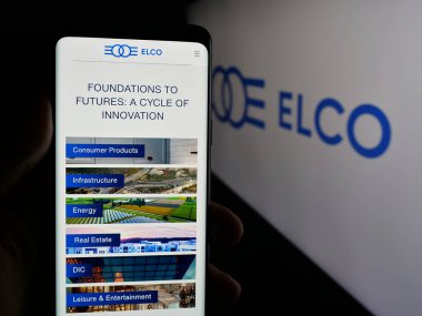 Stuttgart, Almanya - 05-16-2025: İsrailli holding şirketi Elco Ltd. 'nin internet sayfası ile cep telefonu tutan kişi logonun önünde ekranda. Telefon ekranının merkezine odaklan.