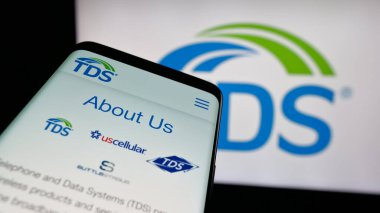 Stuttgart, Almanya - 05-16-2025: Logo önünde ekranda Telefon ve Veri Sistemleri A.Ş. (TDS) sitesi bulunan cep telefonu. Telefon ekranının sol üst kısmına odaklan.