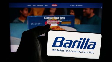 Stuttgart, Almanya - 05-16-2025: İtalyan gıda işleme şirketi Barilla 'nın logosunun bulunduğu cep telefonu web sayfası önünde ekranda. Telefon ekranına odaklan.