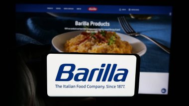 Stuttgart, Almanya - 05-16-2025: İtalyan gıda işleme şirketi Barilla 'nın logosunun bulunduğu cep telefonu web sayfası önünde ekranda. Telefon ekranına odaklan.