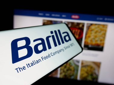 Stuttgart, Almanya - 05-16-2025: İtalyan gıda işleme şirketi Barilla 'nın logosunu içeren akıllı telefon web sitesinin önünde ekranda. Telefon ekranının merkez soluna odaklan.