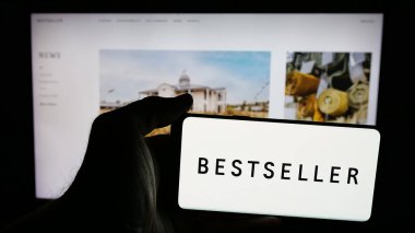 Stuttgart, Almanya - 05-16-2025: Danimarkalı giyim şirketi Bestseller AS 'ın logosunun bulunduğu cep telefonu web sayfasının önünde. Telefon ekranına odaklan.
