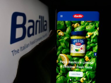 Stuttgart, Almanya - 05-16-2025: İtalyan gıda işleme şirketi Barilla 'nın internet sayfası olan akıllı telefon sahibi kişi logonun önünde ekranda. Telefon ekranının merkezine odaklan.