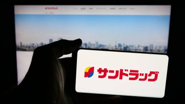 Stuttgart, Almanya - 05-16-2025: Eczacılık şirketi Sundrug Co. Ltd. logosu olan cep telefonu web sayfasının önünde ekranda. Telefon ekranına odaklan.