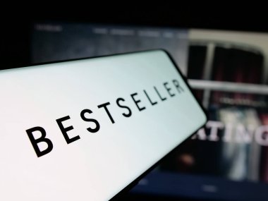 Stuttgart, Almanya - 05-16-2025: Danimarkalı giyim şirketi Bestseller AS 'ın logosunu taşıyan akıllı telefon web sitesinin önünde ekranda. Telefon ekranının soluna odaklan.