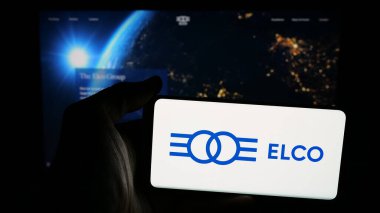 Stuttgart, Almanya - 05-16-2025: İsrailli holding şirketi Elco Ltd. 'nin logosunu elinde tutan kişi web sayfasının önünde ekranda. Telefon ekranına odaklan.